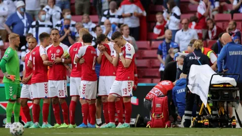 Christian Eriksen se desplomó cerca del final de la primera mitad.