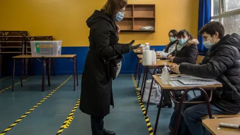 ¿Puedo ir a votar a otra región y qué documentos debo presentar?