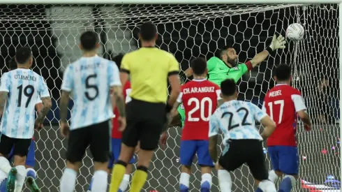 Bravo estuvo a punto de atajar el tiro libre de Messi