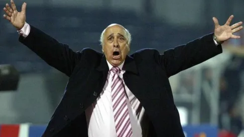 Don Nelson gritando con pasión un gol de Chile en el camino a Alemania 2006