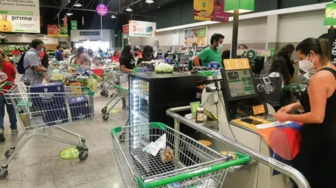 El toque de queda dicta el horario de cierre de los supermercados.