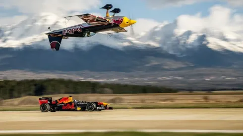 David Coulthard, leyenda de la F1, se subió a bordo del RB7 para la espectacular demostración.