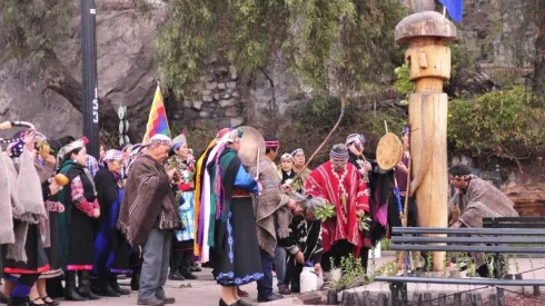 La celebración es marcada por bailes, ofrenda de platillos de comida típica y el sumergimiento en ríos o bajo cascadas de agua.