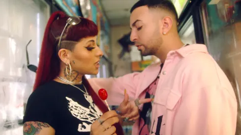 Cazzu junto a Justin Quiles en el video de Dime Dónde.