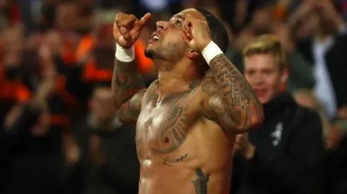 Depay llegó al Barcelona donde potenciará una súper ofensiva