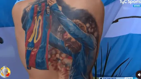 Tatuaje de Messi a espalda completa: Leo quiere autografiar la piel de hincha brasileño.