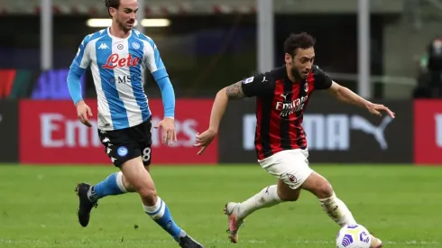 Hakan Calhanoglu pasará al clásico rival del AC Milan