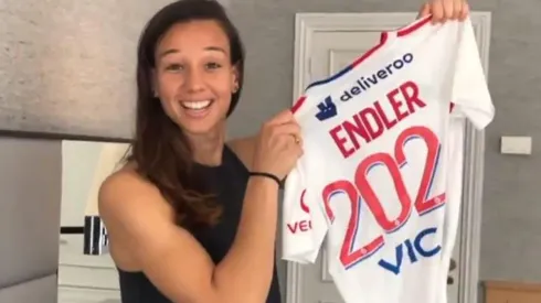 Tiane Endler posando con su nueva camiseta