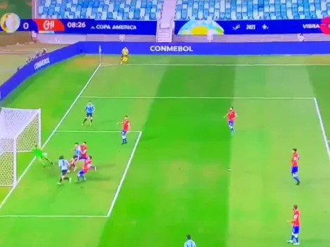 Tapadón brillante de Bravo a Cavani: la sacó de la línea