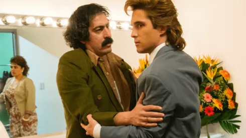 Martín Bello junto a Diego Boneta en una escena de la primera temporada de Luis Miguel, la serie.