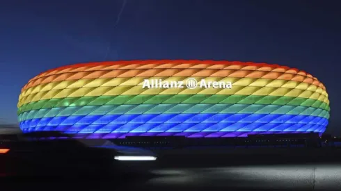 El Allianz Arena con la bandera de LGBT en partido del Bayern Munich