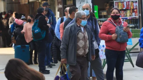 Los casos activos en Chile continúan descendiendo.