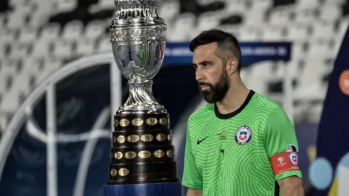 Claudio Bravo dejó caer la opción de retirarse si Chile logra otra Copa América, aunque en un contexto distendido en un live con Mauricio Isla.