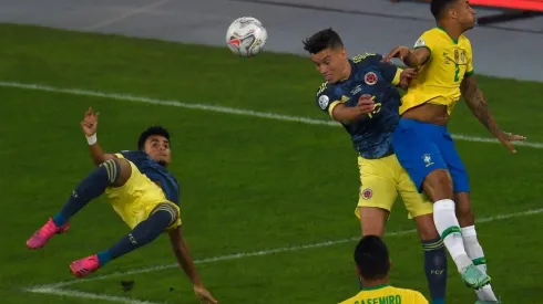Luis Fernando Díaz al vencer a Weverton en el Colombia vs Brasil.