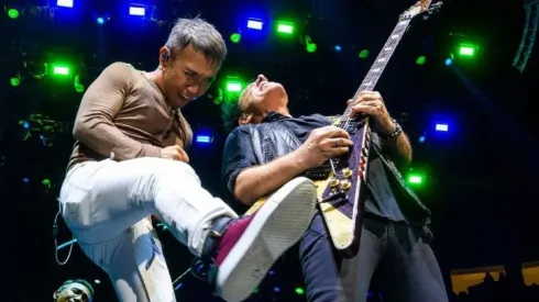 Arnel Pineda y Neal Schon de Journey.