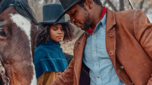 Jonathan Majors y Zazie Beetz en una escena de Más duro van a caer.
