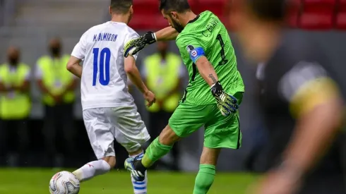 Bravo y su pelotazo a Almirón en la derrota de la Roja contra Paraguay.