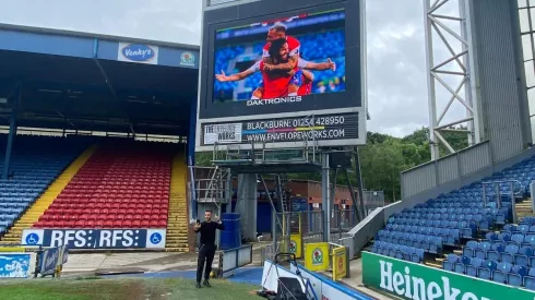 El estadio del Blackburns Rovers se tiñó con los colores de la Roja