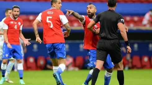 Arturo Vidal reclamando contra Roldán