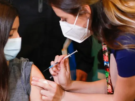 ¿Puedo tomar alcohol después de vacunarme?