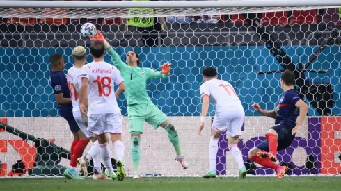 Sommer fue la figura de la noche tapando el penal de Mbappé en el final