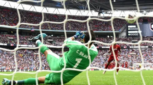 Claudio Bravo se creció ante el Liverpool de Alisson, Fabinho y Firmino.