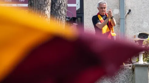 José Mourinho fue recibido por 500 hinchas de la Roma.