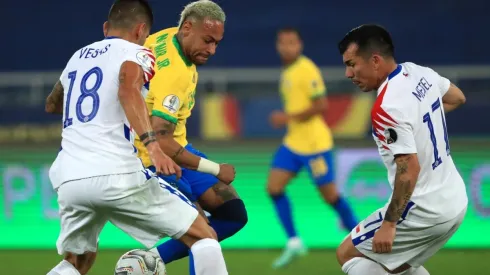 Neymar pasó más en el suelo que jugando ante Chile