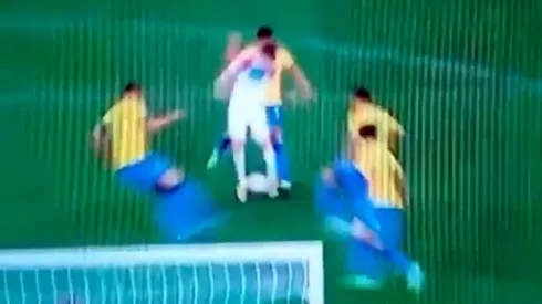 Charles Aránguiz cae después de un supuesto contacto con Casemiro, en la polémica del duelo entre Chile y Brasil por Copa América