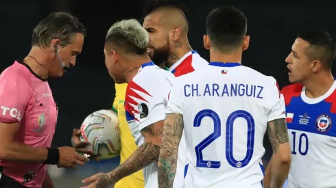 Vidal quedó muy caliente con el arbitraje del argentino Loustau