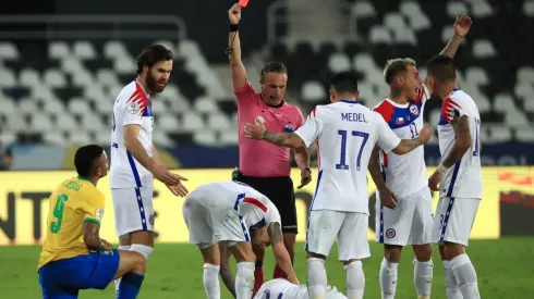 Brasil se queda con 10 por la expulsión de Gabriel Jesús.