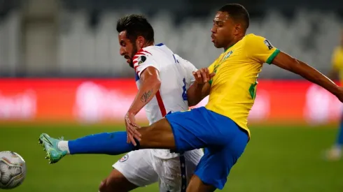 Mauricio Isla levanta la cara tras la eliminación de Chile ante Brasil.