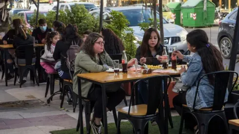Los restoranes de comunas en fase 2 o más pueden funcionar con normalidad en terrazas.