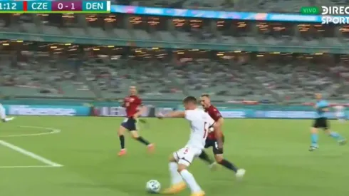 Joakim Maehle mandó un hermoso centro de tres dedos.