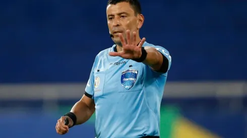 Siguen las críticas para Tobar