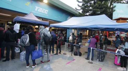 Pasajeros llegan a terminan de buses Sur tras la puesta en marcha de los viajes interregionales