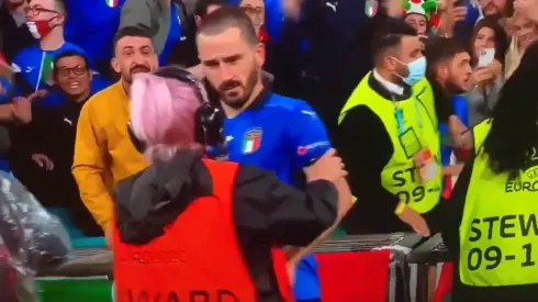 A Bonucci casi se lo llevan detenido: lo confunden con un hincha en los festejos de Italia.