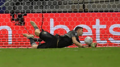 Dibu Martínez conteniendo un penal