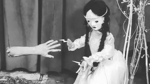 La protagonista de Los Huesos, el nuevo corto de Cristóbal León y Joaquín Cociña, con producción ejecutiva de Ari Aster.