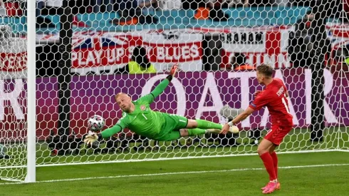 El portero Schmeichel fue uno de los más afectados por el accionar de los hinchas ingleses.