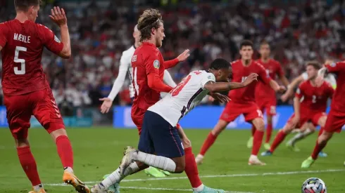 Raheem Sterling cae en el área de Dinamarca