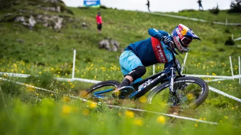 Pedro Burns va por el Enduro World Series en Italia.