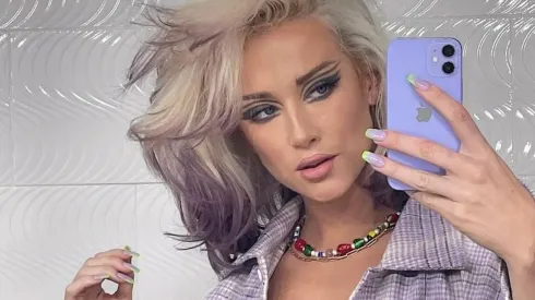 Vesta Lugg modelando en Instagram.