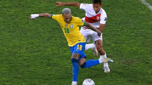 Neymar mostró su molestia con algunos hinchas brasileños.