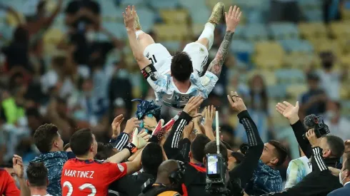 Messi es festejado por su compañeros de manera especial