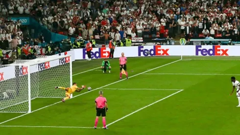 Saka pateó el quinto penal, pero no pudo ante Donnarumma.