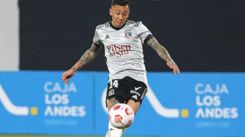 Martín Rodríguez definiendo para el triunfo de Colo Colo en la llave ante Palestino por la Copa Chile.
