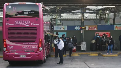 Pasajeros llegan a terminan de buses Sur