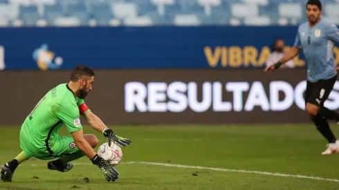 Claudio Bravo se luce atajando en la selección chilena