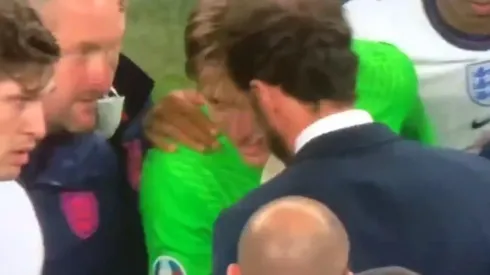 Pickford conversando con Southgate antes de la tanda de penales